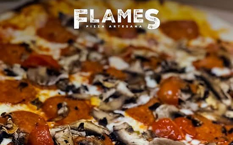 Pizza artesana Flames recién horneada